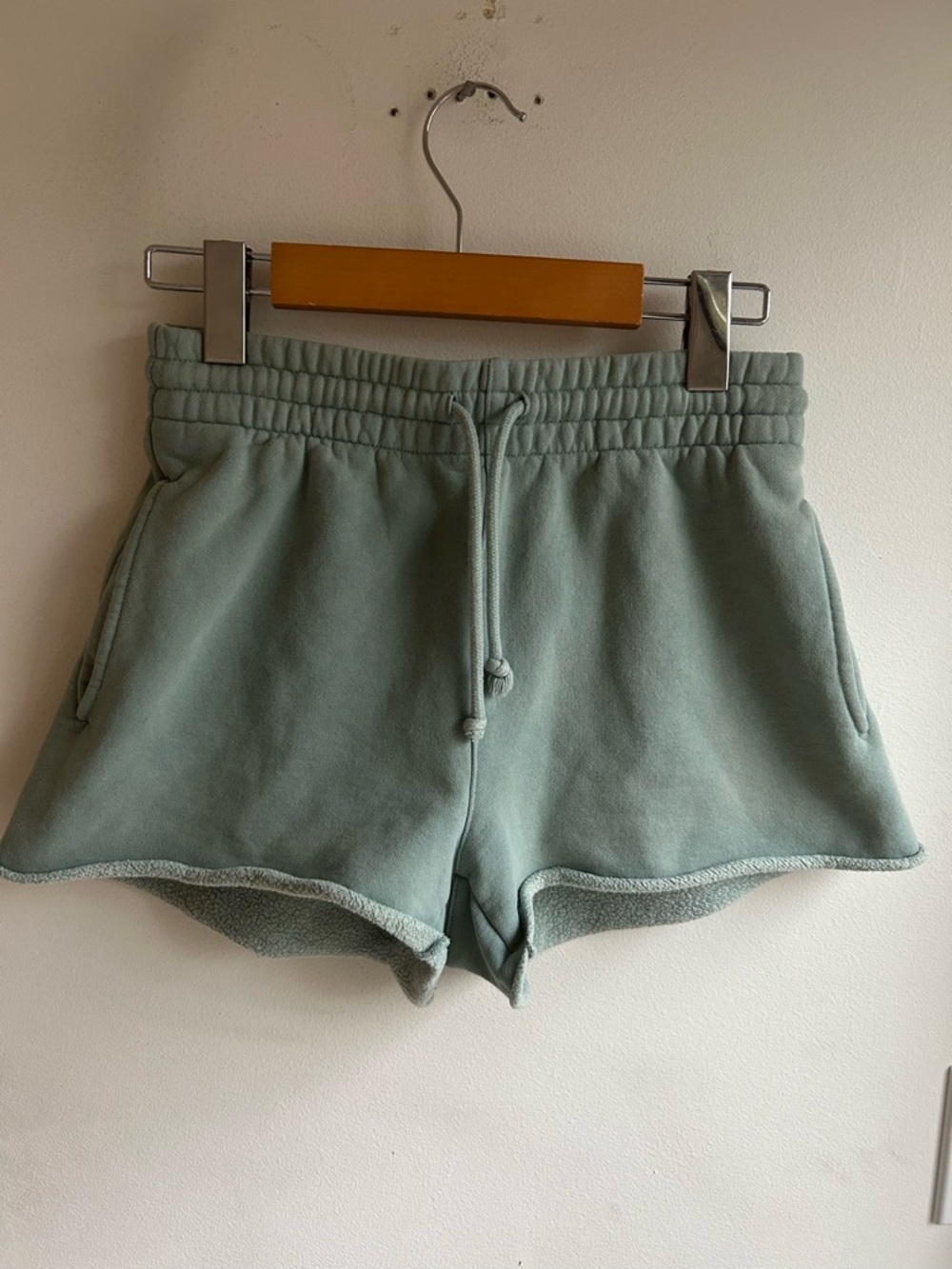 Aritzia Tna cozy AF fleece sweat shorts, green. Size XS